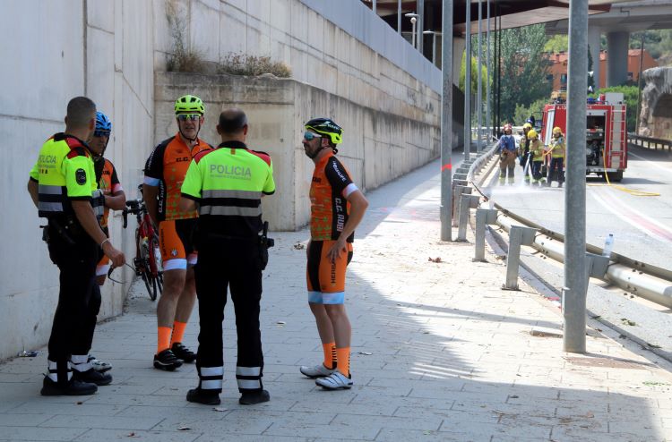Police talking to cyclists after a fatal crash in Castellbisbal on August 21, 2022 (by Àlex Recolons)